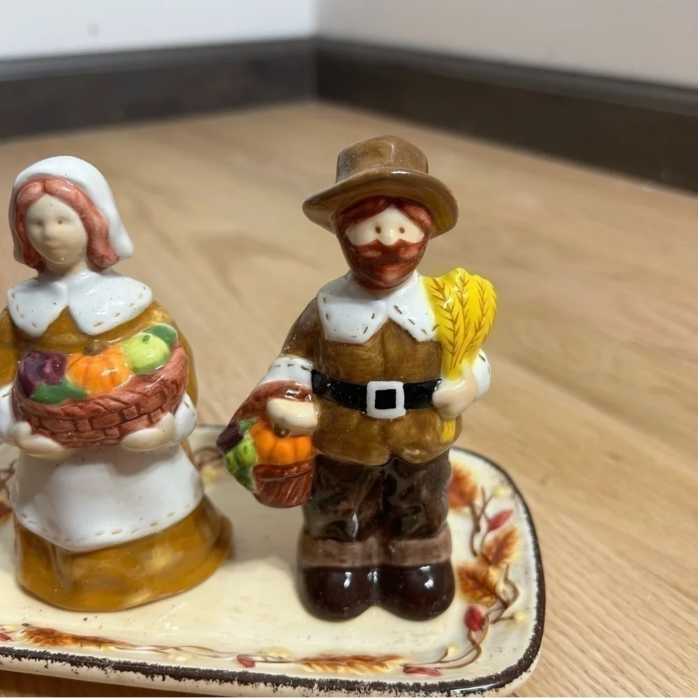 Pilgrim Salt & Pepper Shaker Set Bella Casa Ganz Vintage Ceramic Thanksgiving